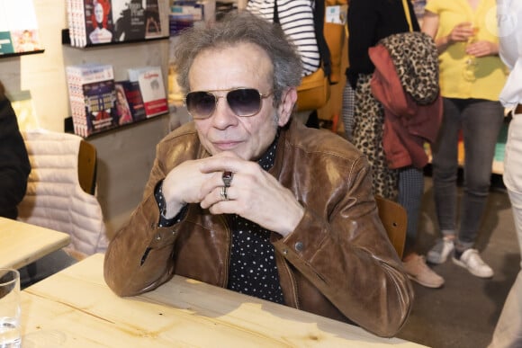 Via son compte Instagram, Philippe Manoeuvre a partagé une photo des obsèques de son père
Philippe Manoeuvre au Festival du Livre de Paris au Grand Palais éphémère à Paris, France, le 22 avril 2022