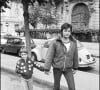 Si leurs relations ont été complexes, père et fils ont ensuite choisi l'apaisement.
Archive - Alain Delon et son fils Anthony dans Paris