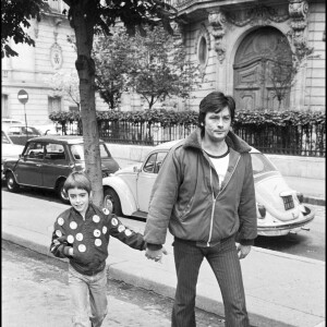 Si leurs relations ont été complexes, père et fils ont ensuite choisi l'apaisement.
Archive - Alain Delon et son fils Anthony dans Paris