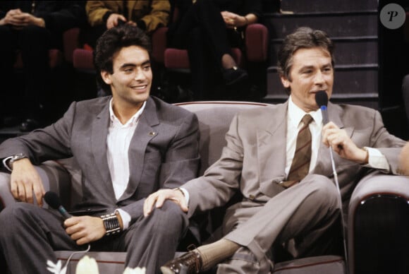 Sur Instagram, il a dévoilé une vidéo de son père comme on l'a peu vu, datant de 2022
Archives - En France, à Paris, sur le plateau de Sacrée Soirée, Anthony Delon et son père Alain Delon en décembre 1988.