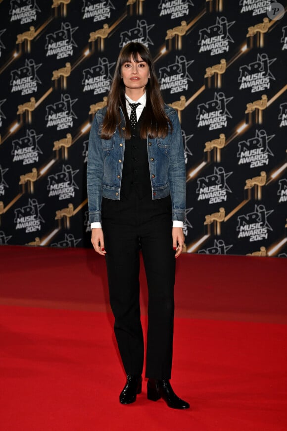 Clara Luciani au photocall de la 26ème édition des NRJ Music Awards à Cannes, le 1er novembre 2024. © Bebert-Guignebourg/Bestimage