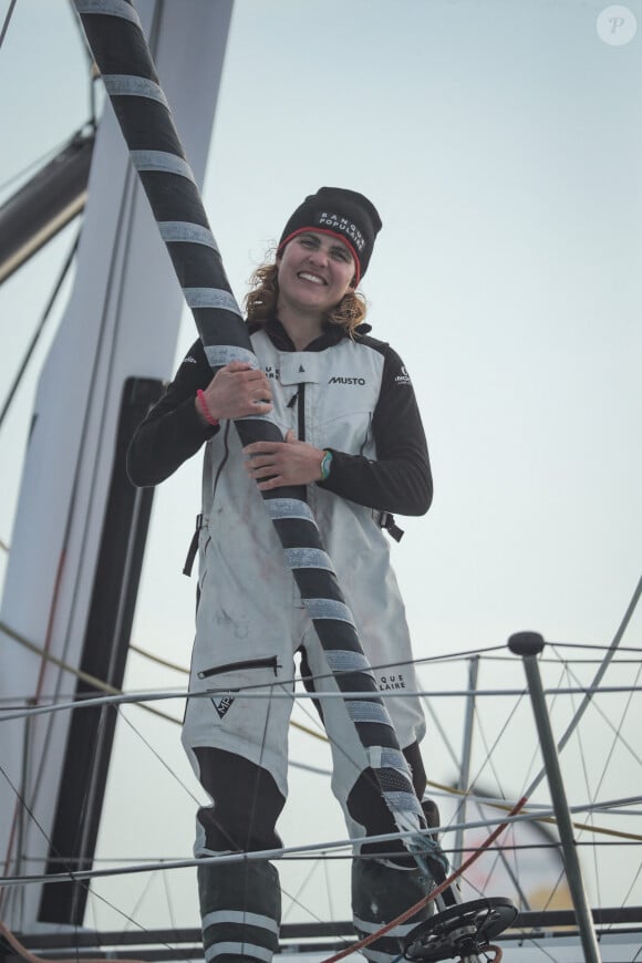 "Léna vit avec nous depuis que Mathilda a 6 mois", explique le compagnon de Clarisse Crémer
 
Clarisse Cremer à son arrivée aux Sables d'Olonne lors de la 9ème édition de la course Vendée Globe. Elle est la première femme à passer la ligne d'arrivée, en 12ème position, avec le meilleur temps d'une skipper dans l'histoire du Vendée Globe (87 jours, 2 heures et 24 minutes). Le 3 février 2021 © DPPI / Panoramic / Bestimage