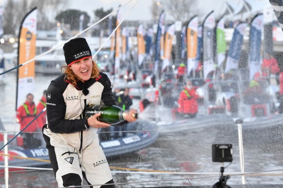 Pour garder leurs filles, Clarisse Crémer et Tanguy Le Turquais ont fait appel à la petite soeur du navigateur
 
Clarisse Cremer à son arrivée aux Sables d'Olonne lors de la 9ème édition de la course Vendée Globe. Elle est la première femme à passer la ligne d'arrivée, en 12ème position, avec le meilleur temps d'une skipper dans l'histoire du Vendée Globe (87 jours, 2 heures et 24 minutes). Le 3 février 2021 © DPPI / Panoramic / Bestimage