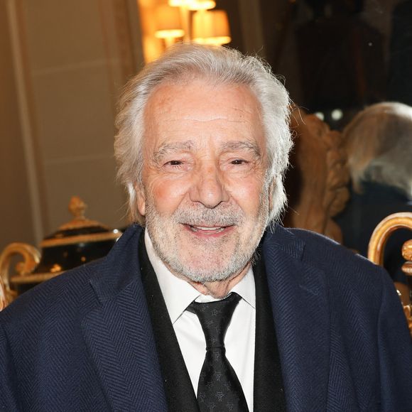 "Pour vaincre la peur et l'autre moitié de la bouteille à la fin pour me réconforter de l'avoir jouée", poursuit-il
 
Pierre Arditi lors de la soirée de gala pour la fondation de la recherche en physiologie, les Stethos, au George V à Paris le 18 mars 2024. © Coadic Guirec / Bestimage