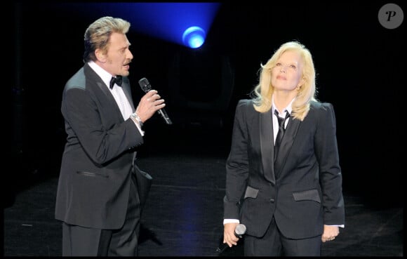 Exclusif - Duo avec Johnny Hallyday lors du concert de Sylvie Vartan à l'Olympia le 18 septembre 2009.