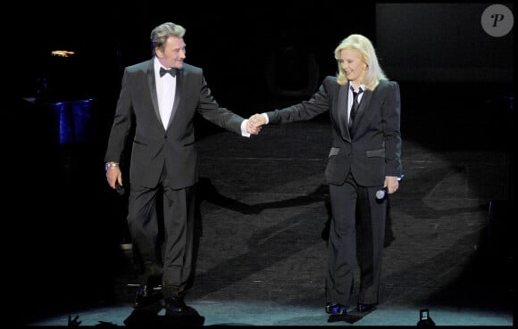 Exclusif - Duo avec Johnny Hallyday lors du concert de Sylvie Vartan à l'Olympia le 18 septembre 2009.