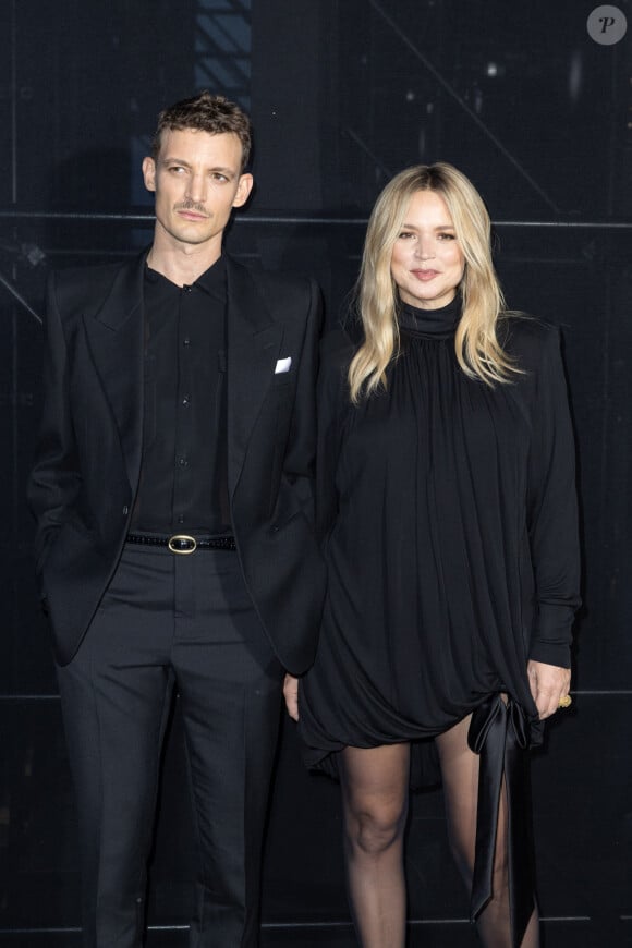 Sur l'une des photographies, on découvre même un coeur dessiné sur l'une des fenêtres de leur wagon, symbole de son amour pour l'acteur 
Niels Schneider et sa compagne Virginie Efira - Photocall du défilé Saint Laurent Womenswear Printemps/été 2024 dans le cadre de la Fashion week de Paris le 26 septembre 2023 à Paris.