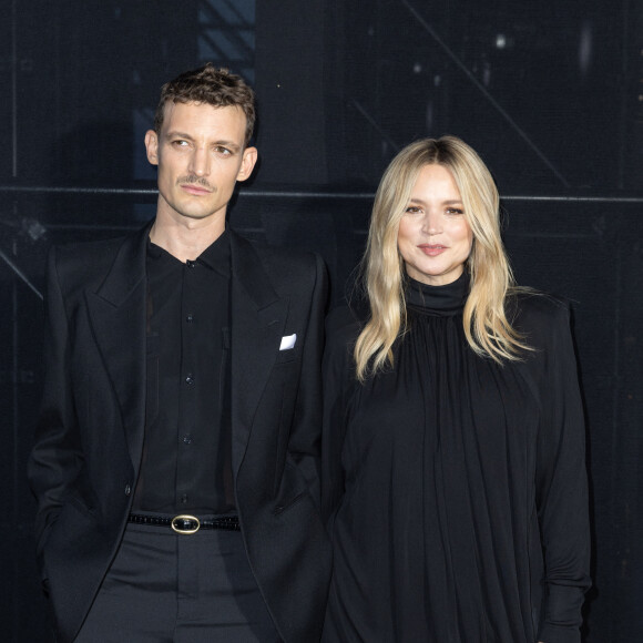 Sur l'une des photographies, on découvre même un coeur dessiné sur l'une des fenêtres de leur wagon, symbole de son amour pour l'acteur 
Niels Schneider et sa compagne Virginie Efira - Photocall du défilé Saint Laurent Womenswear Printemps/été 2024 dans le cadre de la Fashion week de Paris le 26 septembre 2023 à Paris.