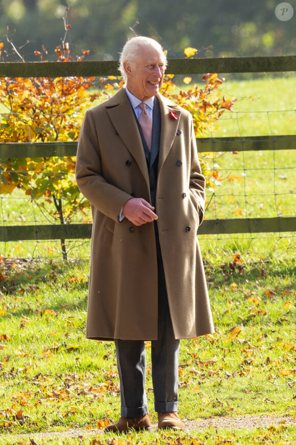 Le roi Charles a été photographié en train d'assister à l'office du matin à l'église St Mary Magdalene de Sandringham, dans le Norfolk, au Royaume-Uni, le 3 novembre 2024. Le monarque a été vu arrivant à l'église historique le dimanche matin, maintenant une tradition royale de longue date. Photo par SplashNews/ABACAPRESS.COM