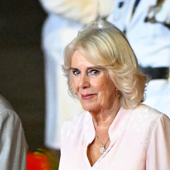 Ses Majestés le Roi Charles III et la Reine Camilla arrivent à l'aéroport international de Faleolo, Samoa, le 23 octobre 2024, où ils sont reçus par le Premier ministre et accueillis par une cérémonie de bienvenue. La reine porte une tunique rose brodée et un pantalon palazzo blanc d'Anna Valentine. Photo par Zak Hussein/Splash News/ABACAPRESS.COM