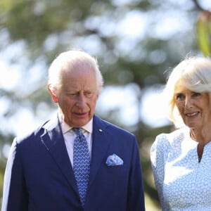 Le roi Charles III et la reine Camilla lors de la cérémonie de plantation de deux eucalyptus dans le jardin de Government House à Canberra, le deuxième jour de la visite royale en Australie et aux Samoa. Pour marquer chaque visite royale à Government House depuis 1985, les membres de la famille royale ont été invités à participer à une tradition de plantation d'arbres dans les jardins. Lundi 21 octobre 2024. Photo par Toby Mellville/PA Wire/ABACAPRESS.COM