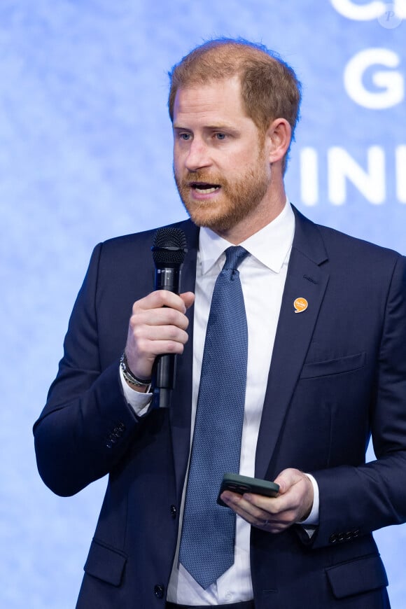 Pour prouver ses dires, Simon Dorante Day compte sur l'aide du Prince HarryLe prince Harry, duc de Sussex, prend la parole lors de la 2024 Clinton Global Initiative le 24 septembre 2024 à New York City, NY, USA. Photo par Janet Mayer/INSTARimages/ABACAPRESS.COM