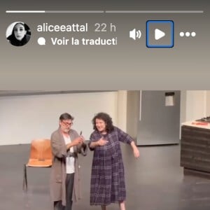 Pourtant au théâtre ce jour-là, Yvan Attal n'a pas manqué de contacter sa fille en FaceTime pour lui souhaiter un très bel anniversaire sous les rires et applaudissements du public.
(Capture d'écran Instagram)