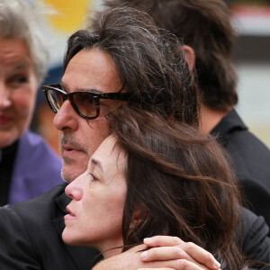 Yvan Attal et Charlotte Gainsbourg - Sorties des obsèques de Jane Birkin en l'église Saint-Roch à Paris. Le 24 juillet 2023 © Jonathan Rebboah / Panoramic / Bestimage 