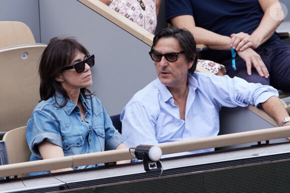 S'aimant depuis plus de trente ans, Charlotte et Yvan Attal ont eu ensemble trois enfants : Ben (1997), Alice (2002) et Joe (2011).
Yvan Attal et sa compagne Charlotte Gainsbourg en tribunes des Internationaux de France de tennis de Roland Garros 2023 à Paris le 11 juin 2023. © Jacovides-Moreau/Bestimage 