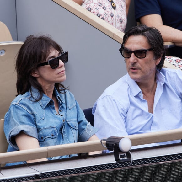 S'aimant depuis plus de trente ans, Charlotte et Yvan Attal ont eu ensemble trois enfants : Ben (1997), Alice (2002) et Joe (2011).
Yvan Attal et sa compagne Charlotte Gainsbourg en tribunes des Internationaux de France de tennis de Roland Garros 2023 à Paris le 11 juin 2023. © Jacovides-Moreau/Bestimage 