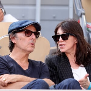 Charlotte Gainsbourg et son compagnon Yvan Attal en tribunes lors des Internationaux de France de tennis de Roland Garros 2023, à Paris, France, le 9 juin 2023. © Jacovides-Moreau/Bestimage 