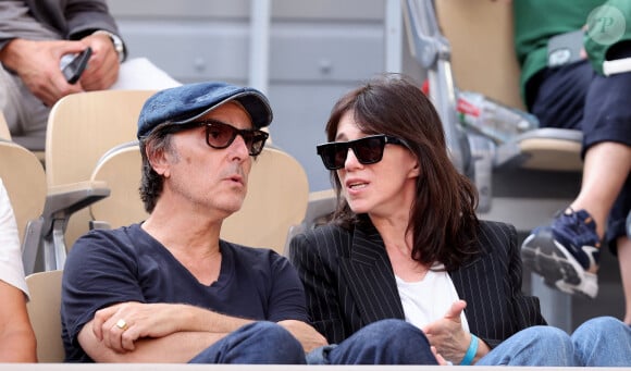 Charlotte Gainsbourg et son compagnon Yvan Attal en tribunes lors des Internationaux de France de tennis de Roland Garros 2023, à Paris, France, le 9 juin 2023. © Jacovides-Moreau/Bestimage 