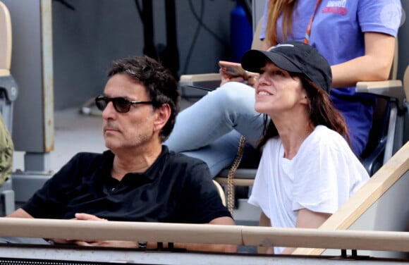 Charlotte Gainsbourg, son compagnon Yvan Attal dans les tribunes lors des Internationaux de France de Tennis de Roland Garros 2022. Paris, le 5 juin 2022. © Dominique Jacovides/Bestimage 