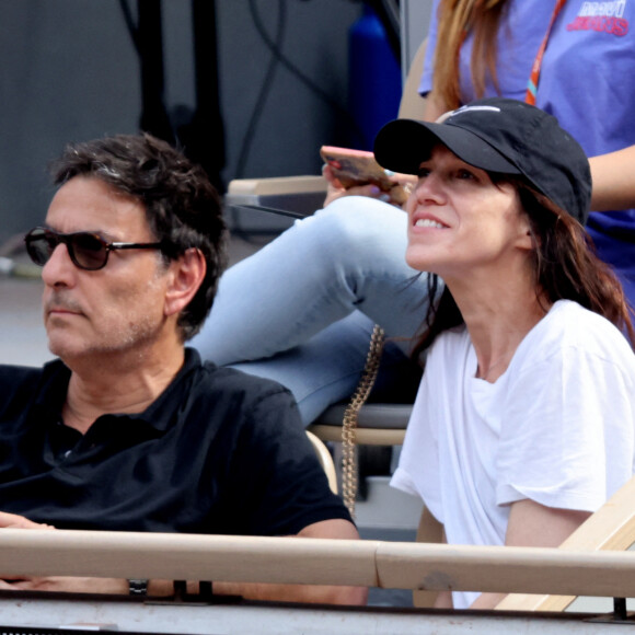 Charlotte Gainsbourg, son compagnon Yvan Attal dans les tribunes lors des Internationaux de France de Tennis de Roland Garros 2022. Paris, le 5 juin 2022. © Dominique Jacovides/Bestimage 