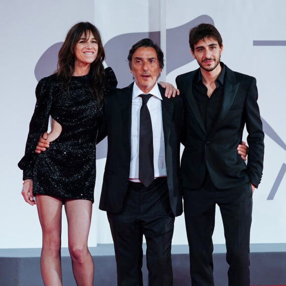 Charlotte Gainsbourg avec son mari Yvan Attal et son fils Ben Attal à la première de "Les Choses Humaines" au 78ème Festival International du Film de Venise (Mostra), le 9 septembre 2021. 