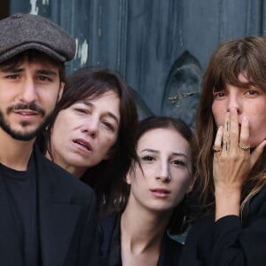 Ben Attal, Charlotte Gainsbourg, Alice Attal, Lou Doillon - Arrivées des célébrités aux obsèques de Jane Birkin en l'église Saint-Roch à Paris. Le 24 juillet 2023 © Jacovides-KD Niko / Bestimage 