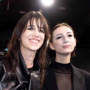 Et Alice, la deuxième de la fratrie qui ressembe comme deux gouttes d'eau à sa célèbre maman, a célébré ses 22 ans, le 8 novembre 2024.
Charlotte Gainsbourg et sa fille Alice Attal - Arrivées à la 48ème cérémonie des César à l'Olympia à Paris le 24 février 2023. © Olivier Borde / Dominique Jacovides / Bestimage 