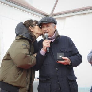 Depuis près de 20 ans, Claude Lelouch et Valérie Perrin s'aiment éperdument malgré leur différence d'âge de trente ans.
Valérie Perrin, Claude Lelouch - Inauguration de la "Promenade Claude Lelouch" qui porte désormais son nom en présence d'un public nombreux et de la famille du réalisateur à Villers-sur-Mer le 26 mars 2023. © Jack Tribeca / Bestimage