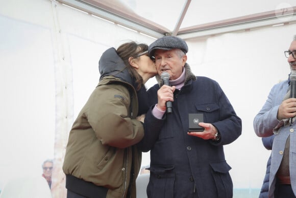 Depuis près de 20 ans, Claude Lelouch et Valérie Perrin s'aiment éperdument malgré leur différence d'âge de trente ans.
Valérie Perrin, Claude Lelouch - Inauguration de la "Promenade Claude Lelouch" qui porte désormais son nom en présence d'un public nombreux et de la famille du réalisateur à Villers-sur-Mer le 26 mars 2023. © Jack Tribeca / Bestimage