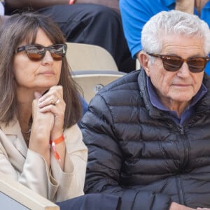 Claude Lelouch et sa compagne Valérie Perrin dans les tribunes des internationaux de France de Roland Garros à Paris le 31 mai 2022. © Cyril Moreau - Dominique Jacovides/Bestimage 