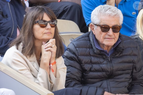 Claude Lelouch et sa compagne Valérie Perrin dans les tribunes des internationaux de France de Roland Garros à Paris le 31 mai 2022. © Cyril Moreau - Dominique Jacovides/Bestimage 