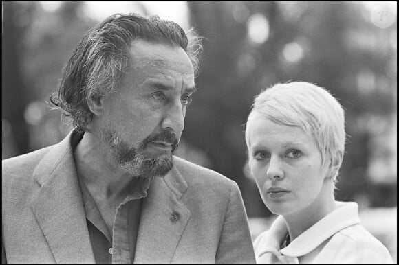 De son côté, Romain Gary divorce officiellement de sa première femme, Lesley Blanch en 1962
 
Archives - Jean Seberg et Romain Gary en 1971