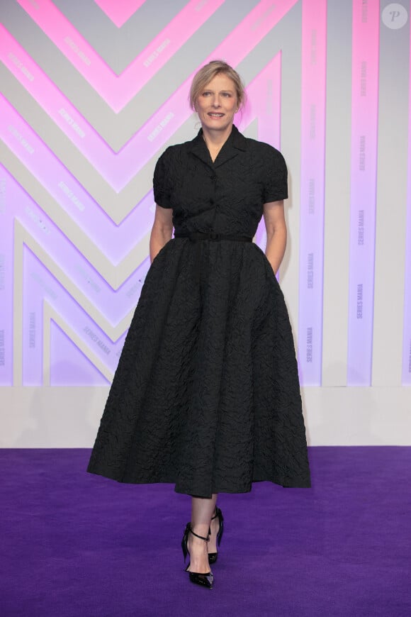 Karin Viard lors du photocall Jour 2 Serie Mania Festival international Lille 2024, à Lille, France, le 16 mars 2024. © Stéphane Vansteenkiste/Bestimage