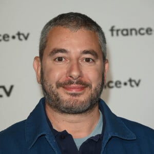 Ali Baddou au photocall pour la conférence de presse de rentrée de France TV à la Grande Halle de la Villette à Paris, France, le 6 juillet 2022. © Coadic Guirec/Bestimage 