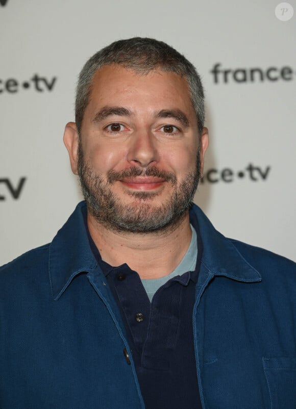 Ali Baddou au photocall pour la conférence de presse de rentrée de France TV à la Grande Halle de la Villette à Paris, France, le 6 juillet 2022. © Coadic Guirec/Bestimage 