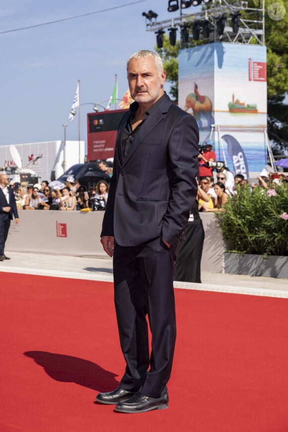 Avec presque 4 millions d'entrées 
Théma - Les hommes en blond platine - Gilles Lellouche 81ème Mostra de Venise Tapis rouge du film -Leurs Enfants Apres Eux Palazzo del Cinema Lido de Venise, Italie 31 août 2024