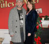 Si le célèbre comédien a craqué pour une jolie casquette gavroche brillamment associée à son manteau, la journaliste a opté pour un bel ensemble bleu marine en velours. 
Kad Merad et sa femme Julia Vignali - Avant-première du film "Les boules de Noël" au cinéma Pathé-Wepler à Paris. Le 14 novembre 2024 © Coadic Guirec / Bestimage