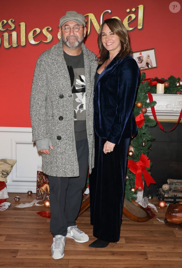 Si le célèbre comédien a craqué pour une jolie casquette gavroche brillamment associée à son manteau, la journaliste a opté pour un bel ensemble bleu marine en velours. 
Kad Merad et sa femme Julia Vignali - Avant-première du film "Les boules de Noël" au cinéma Pathé-Wepler à Paris. Le 14 novembre 2024 © Coadic Guirec / Bestimage