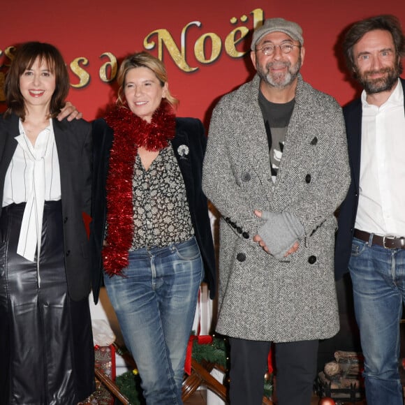 Ce jeudi 14 novembre 2024, Kad Merad et ses co-stars du film "Les boules de Noël" ont assisté à celle de la comédie tant attendue, au cinéma Pathé-Wepler à Paris.
François Kraus, Valérie Bonneton, Alexandra Leclère, Kad Merad, Denis Pineau-Valencienne - Avant-première du film "Les boules de Noël" au cinéma Pathé-Wepler à Paris. Le 14 novembre 2024 © Coadic Guirec / Bestimage