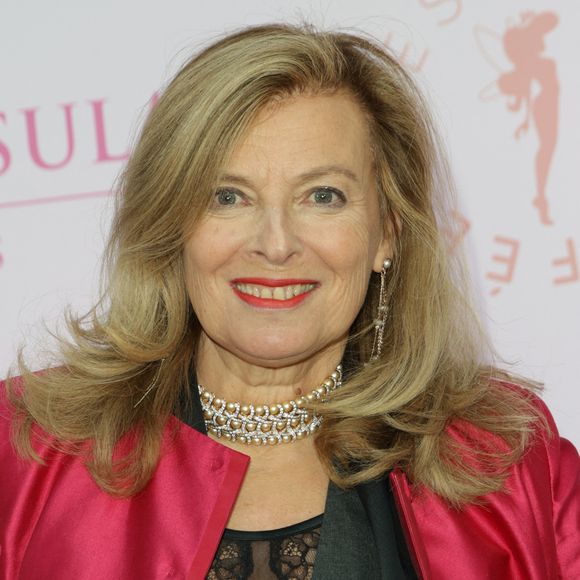 Leur rencontre s’est déroulée dans une atmosphère cordiale, avec une embrassade et un échange de livres
Valérie Trierweiler - Photocall du 5ème gala de charité de l'association "Les Bonnes Fées" à l'occasion de la campagne mondiale "Octobre Rose" à l'hôtel Peninsula, Paris le 3 octobre 2024. © Coadic Guirec/Bestimage
