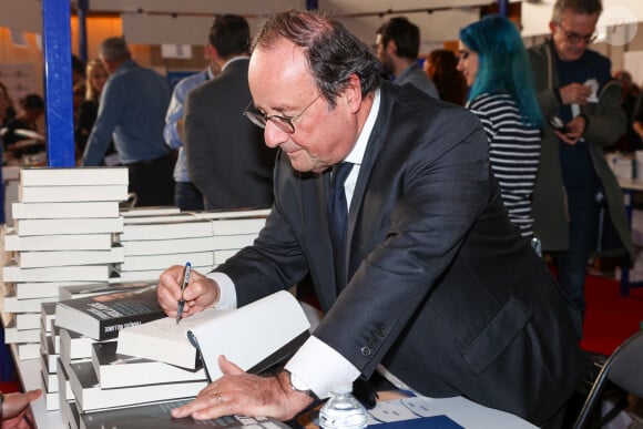 François Hollande à la Halle Georges Brassens de Brive-la-Gaillarde, le 8 novembre 2024. Foire du Livre de Brive 2024. © Jean-Marc Lhomer / Bestimage