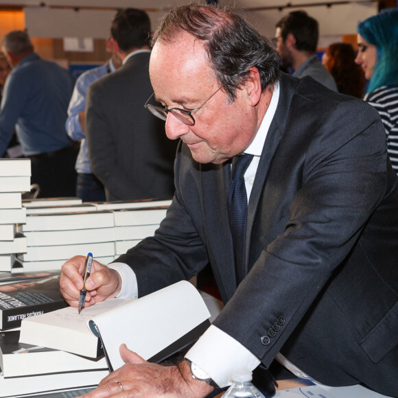 François Hollande à la Halle Georges Brassens de Brive-la-Gaillarde, le 8 novembre 2024. Foire du Livre de Brive 2024. © Jean-Marc Lhomer / Bestimage