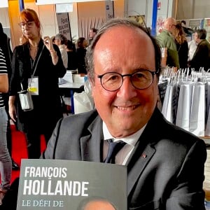 En effet, l'ancien président de la République était aussi présent pour promouvoir son ouvrage "Le défi de gouverner"
François Hollande - Foire du Livre de Brive 2024 à la Halle Georges Brassens de Brive-la-Gaillarde le 8 novembre 2024. © Fabien Faure / Bestimage