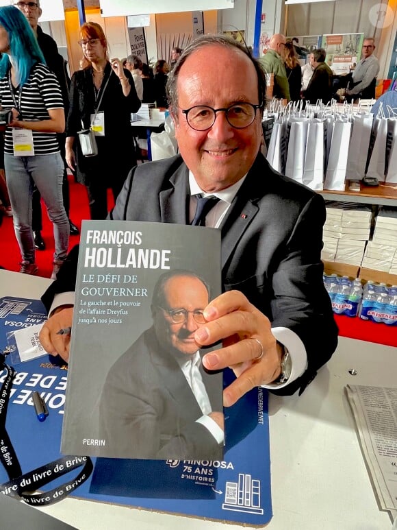 En effet, l'ancien président de la République était aussi présent pour promouvoir son ouvrage "Le défi de gouverner"
François Hollande - Foire du Livre de Brive 2024 à la Halle Georges Brassens de Brive-la-Gaillarde le 8 novembre 2024. © Fabien Faure / Bestimage