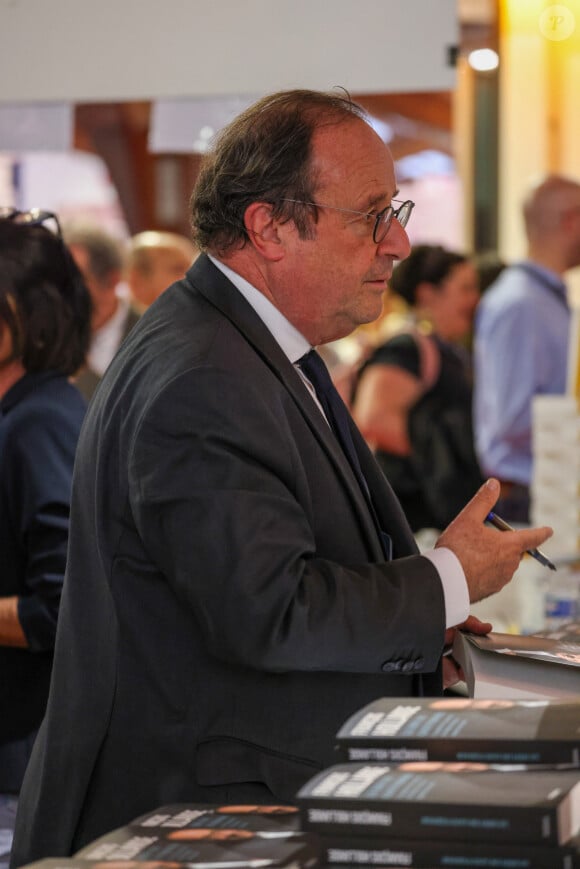 François Hollande, à la Halle Georges Brassens de Brive-la-Gaillarde, le 8 novembre 2024. Foire du Livre de Brive 2024. © Jean-Marc Lhomer / Bestimage