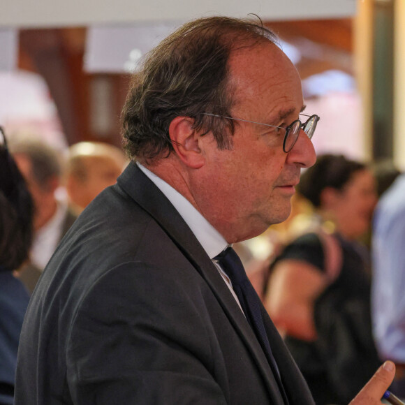 François Hollande, à la Halle Georges Brassens de Brive-la-Gaillarde, le 8 novembre 2024. Foire du Livre de Brive 2024. © Jean-Marc Lhomer / Bestimage