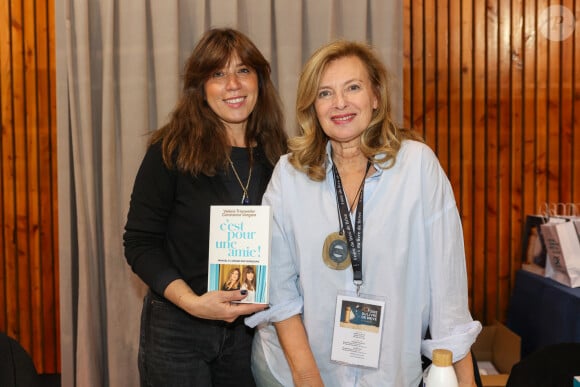 Constance Vergara et Valérie Trierweiler, à la Halle Georges Brassens de Brive-la-Gaillarde, le 8 novembre 2024. Foire du Livre de Brive 2024. © Jean-Marc Lhomer / Bestimage 