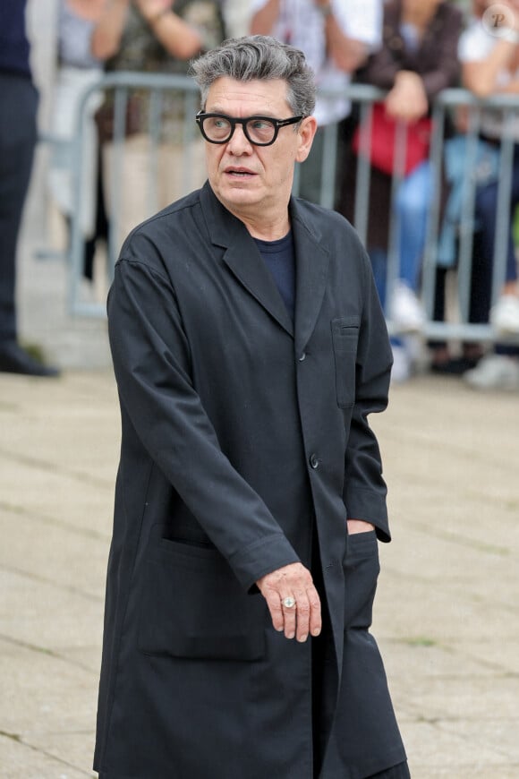 Adriana Karembeu en couple avec Marc Lavoine - Marc Lavoine - Sortie des obsèques de l'auteure-compositrice-interprète et actrice française Françoise Hardy au crématorium du cimetière du Père-Lachaise à Paris, France, le 20 juin 2024. © Jacovides-Moreau/Bestimage 