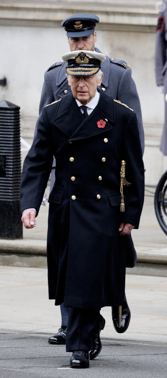 Le roi Charles III d'Angleterre et le prince William prince de Galles honorent les disparus des deux guerres mondiales lors de la cérémonie Remembrance Sunday ( Dimanche du souvenir ) au Cénotaphe à Londres