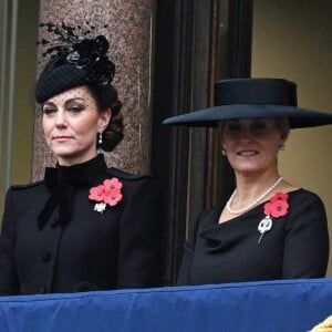 Catherine Kate Middleton, princesse de Galles et Sophie Rhys-Jones duchesse d'Edimbourg - La famille royale honore les disparus des deux guerres mondiales lors de la cérémonie Remembrance Sunday ( Dimanche du souvenir ) au Cénotaphe à Londres ©Alpha Press